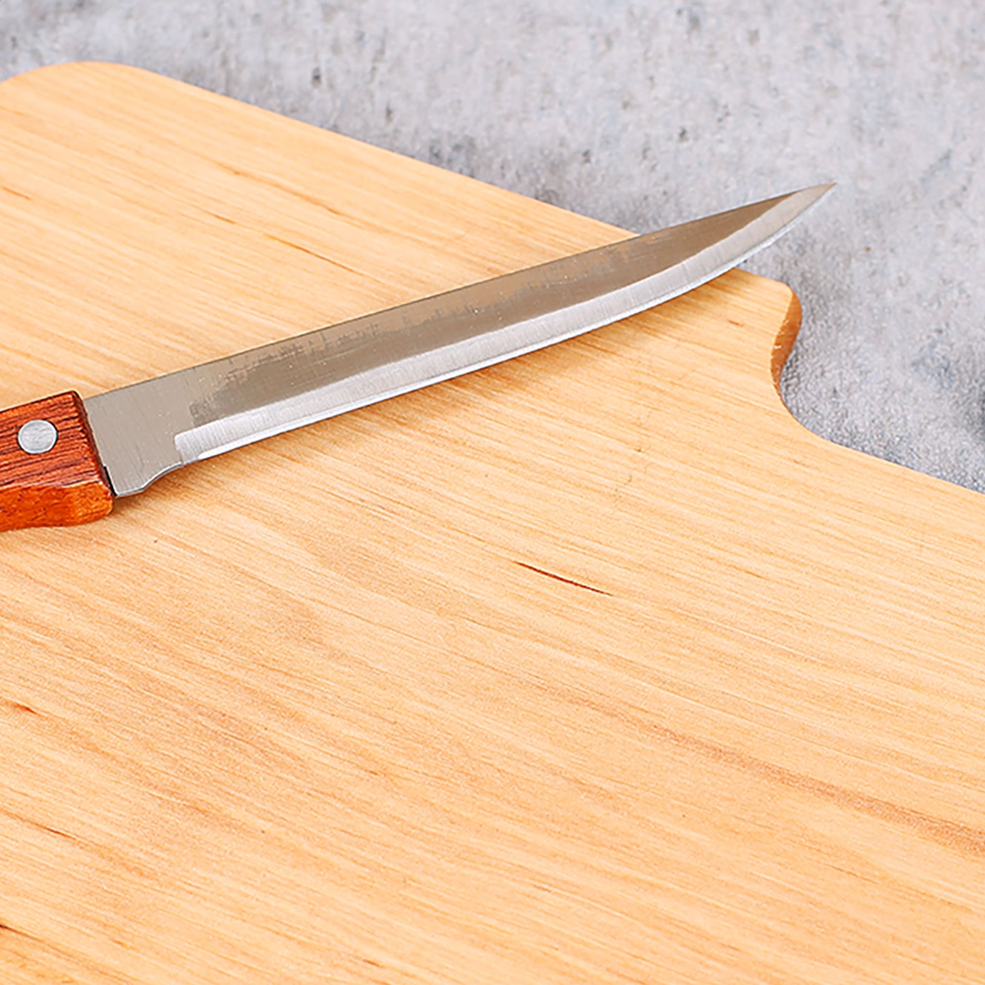Frühstücksbrettchen aus Holz mit Messer und natürlicher Maserung