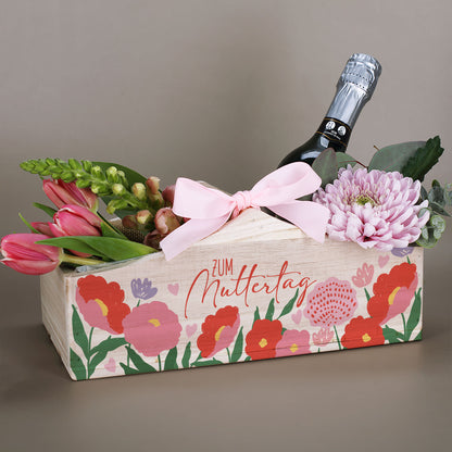 Pflanzkorb mit Sekt und Schleife als dekorative Geschenkidee zum Muttertag