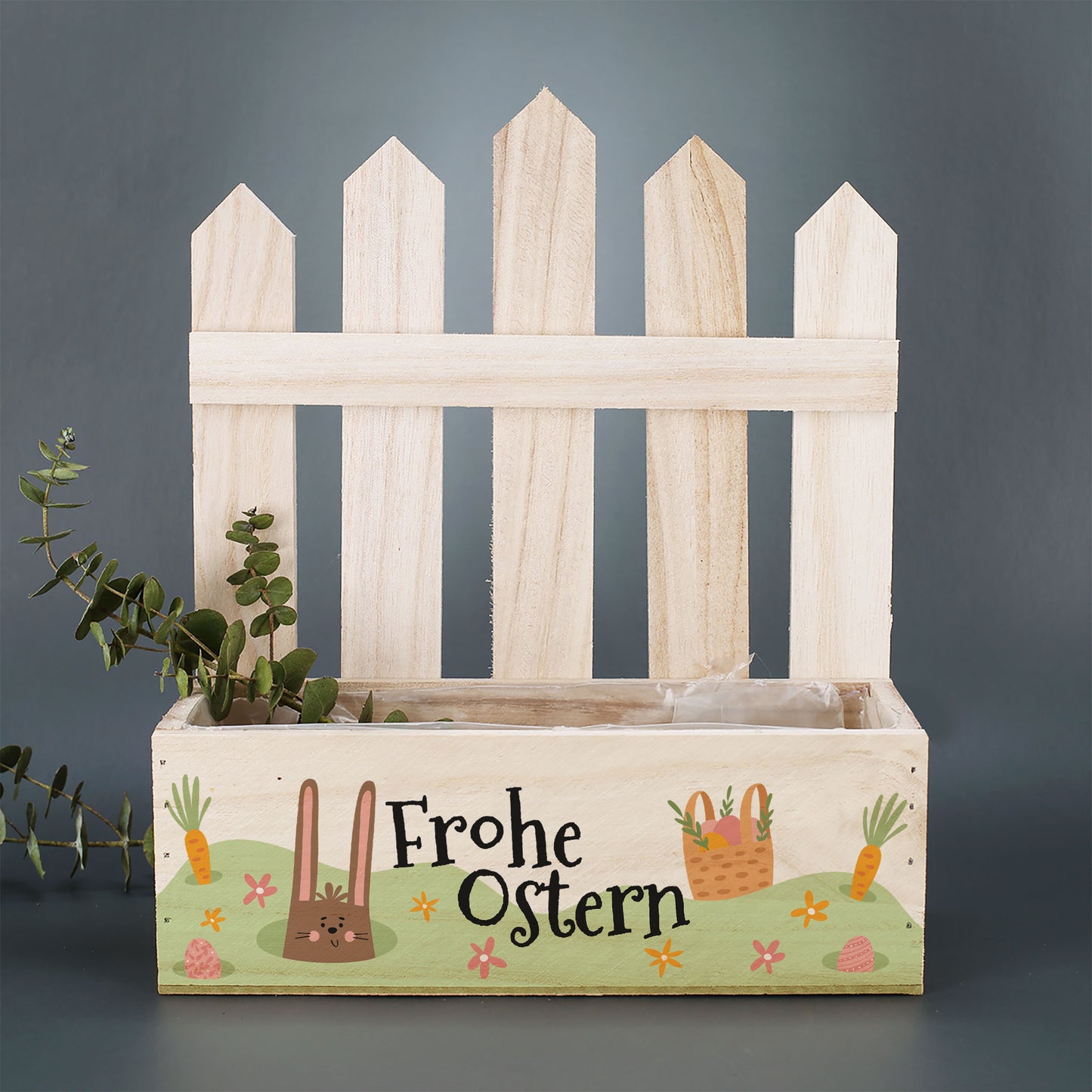 Pflanzkorb mit Zaunrückwand und Osterhasenmotiv „Frohe Ostern“ als dekorative Pflanzkiste aus Holz