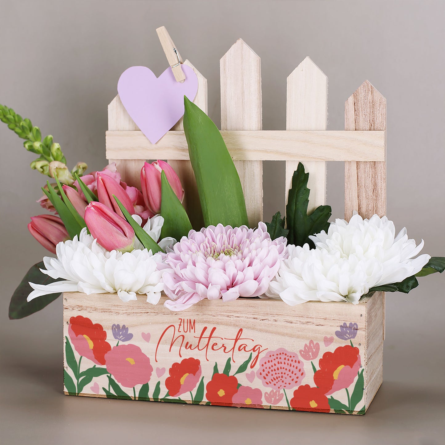 Pflanzkorb mit Zaun Rückwand und Blumenmotiv als Muttertagsdeko