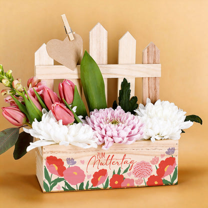 Pflanzkorb mit Zaun und Blumenmotiv als dekorative Pflanzkiste