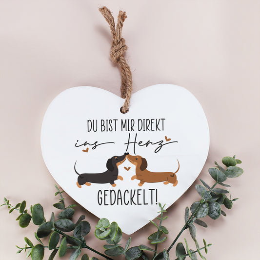Holzherz Türschild weiß mit Dackelmotiv und Spruch „Du bist mir direkt ins Herz gedackelt!“ zum Aufhängen