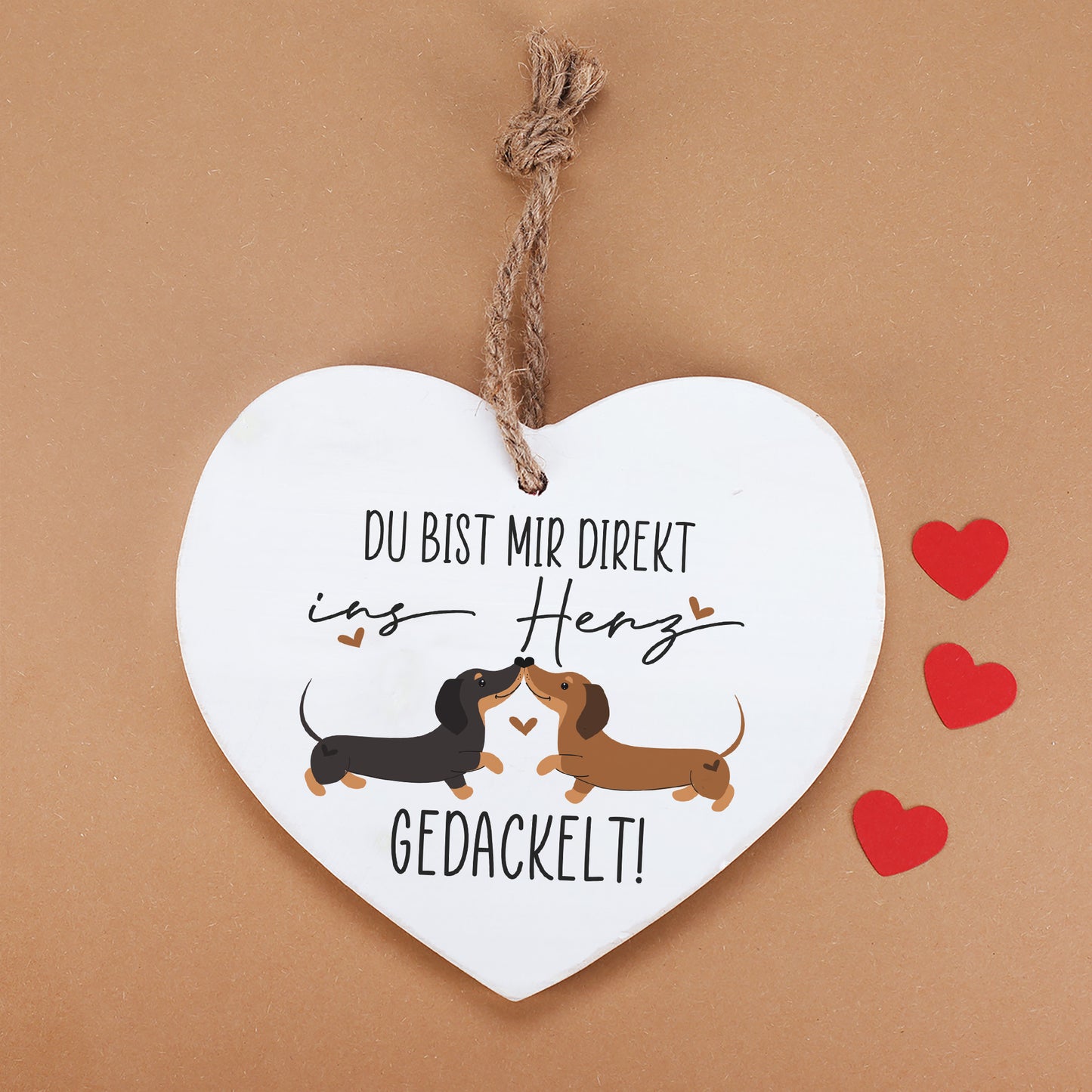 Holzherz Deko mit Juteband zum Aufhängen, Dackel-Pärchen Motiv und Valentinstags-Spruch auf weiß lackiertem Holz