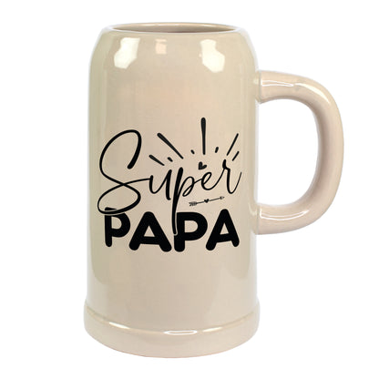 Freigestellter 1-Liter-Bierkrug mit schwarzem „Super Papa“-Schriftzug