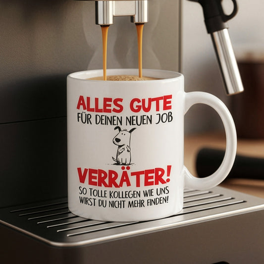 Lustige Abschiedstasse mit Spruch „Alles Gute für deinen neuen Job, Verräter!“ unter Kaffeemaschine