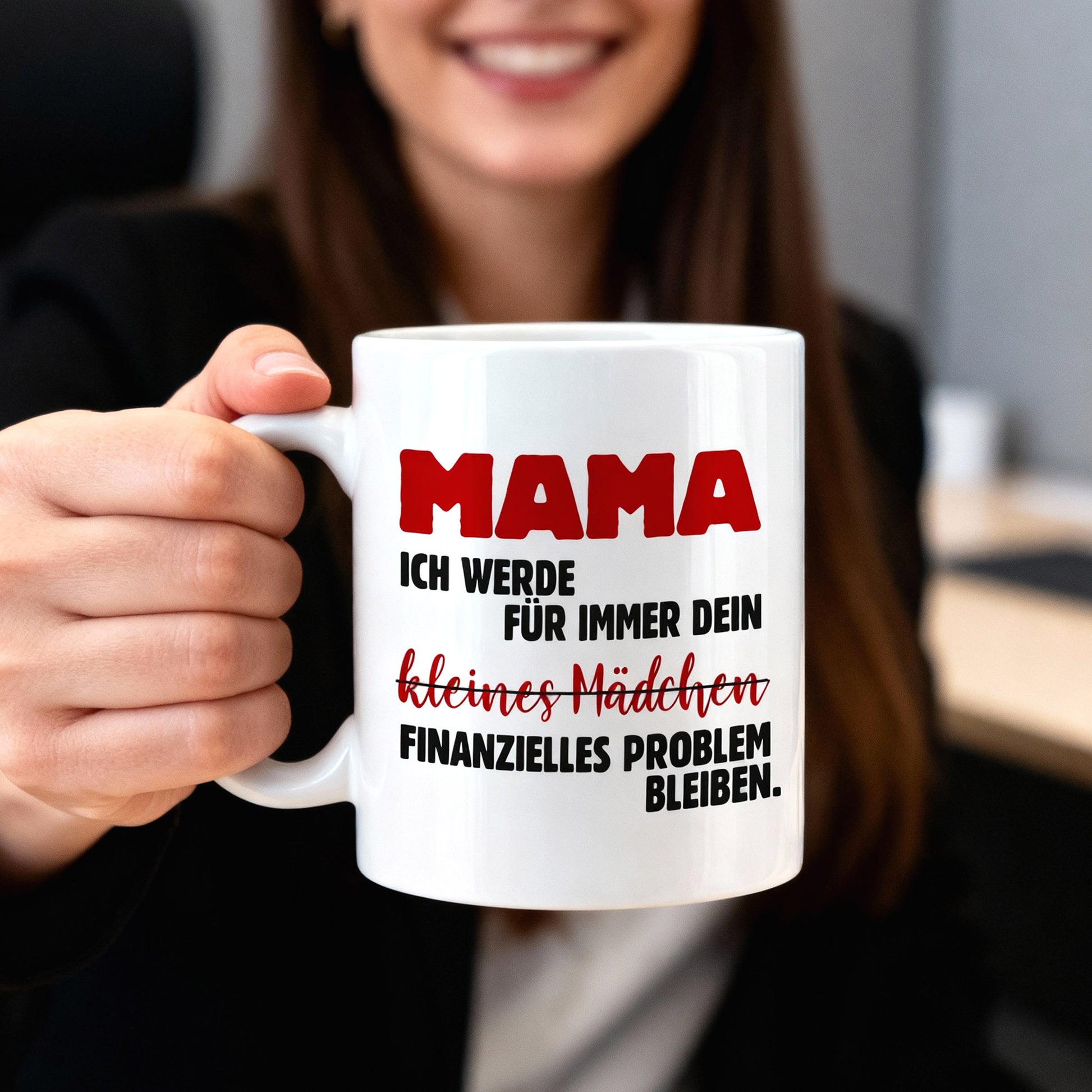 Detailaufnahme der Mama-Tasse mit rotem Schriftzug „Mama“ und durchgestrichener Textzeile auf weißem Keramikbecher
