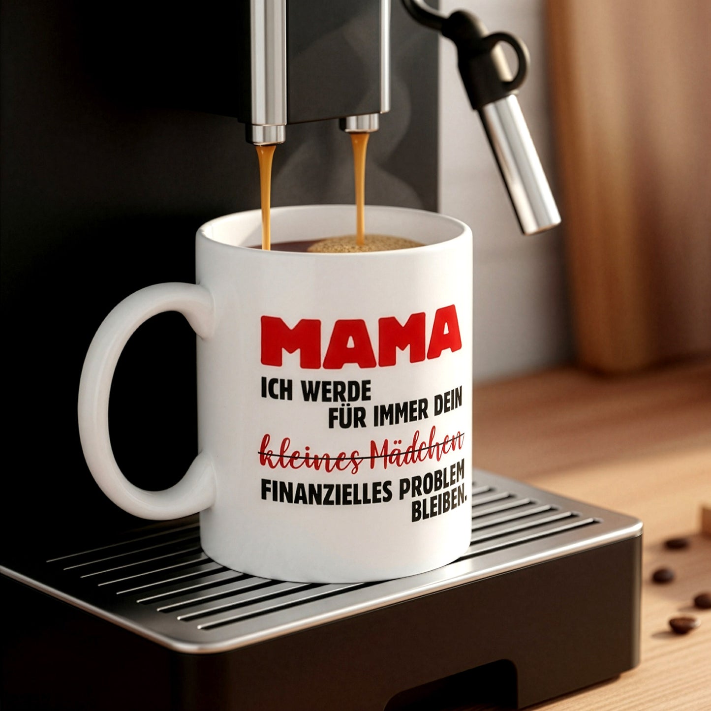 Weiße Kaffeetasse für Mama mit humorvollem Statement auf hellem Hintergrund – modernes, klares Design