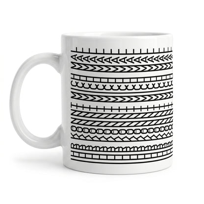 Freigestellte weiße Keramiktasse mit modernem Musterdesign und versteckter Botschaft