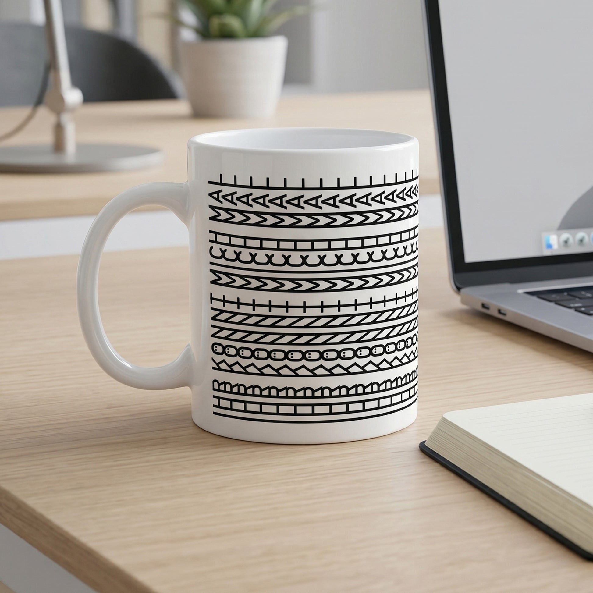 Lustige Keramiktasse mit versteckter Botschaft neben Laptop und Notizbuch auf Schreibtisch