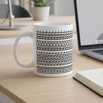 Lustige Keramiktasse mit versteckter Botschaft neben Laptop und Notizbuch auf Schreibtisch