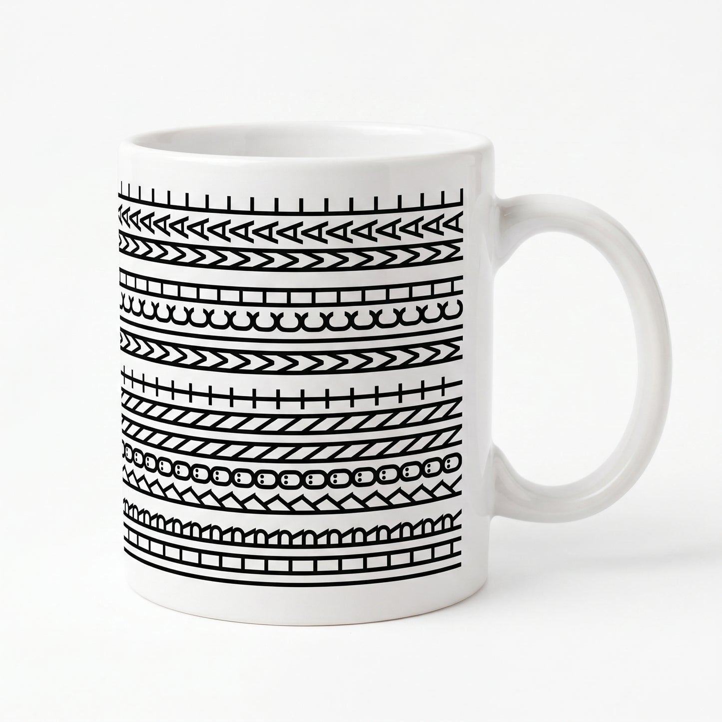 Freigestellte weiße Keramiktasse mit modernem Musterdesign und versteckter Botschaft