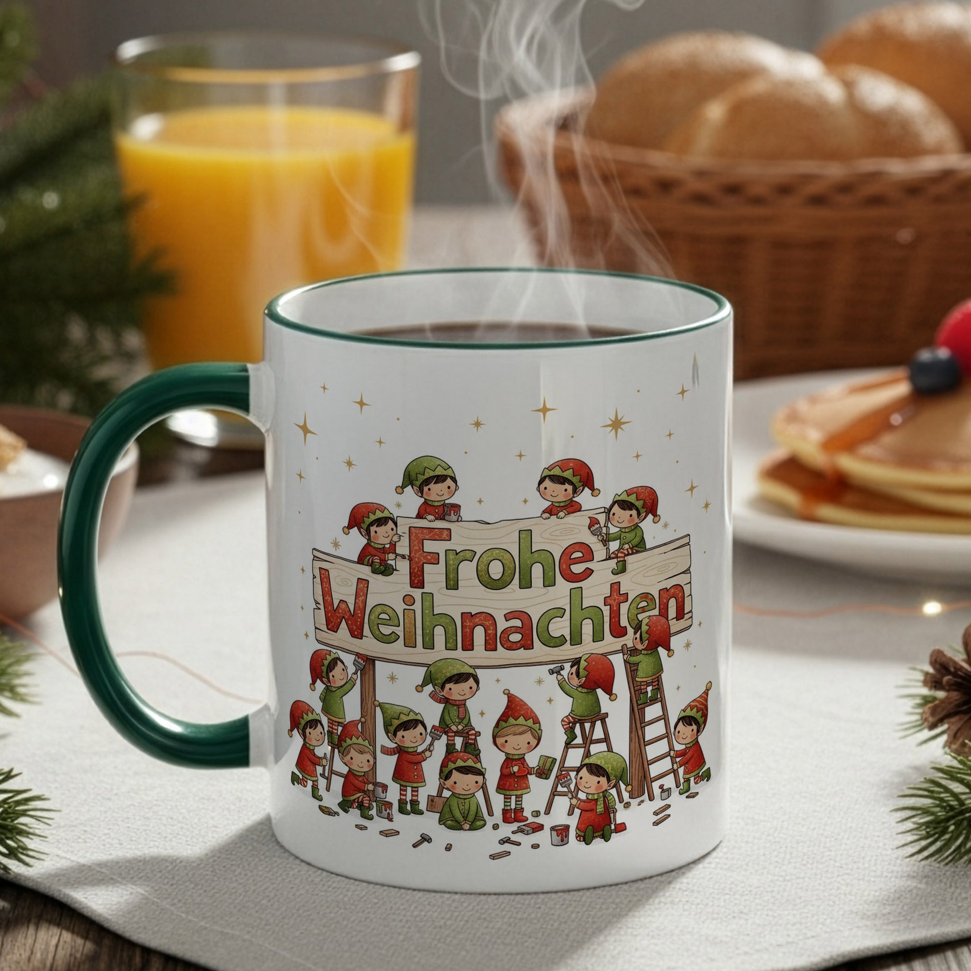 Dampfende Wichteltasse auf einem weihnachtlich gedeckten Frühstückstisch; Motiv zeigt Wichtel, die am Holzschild „Frohe Weihnachten“ werkeln.