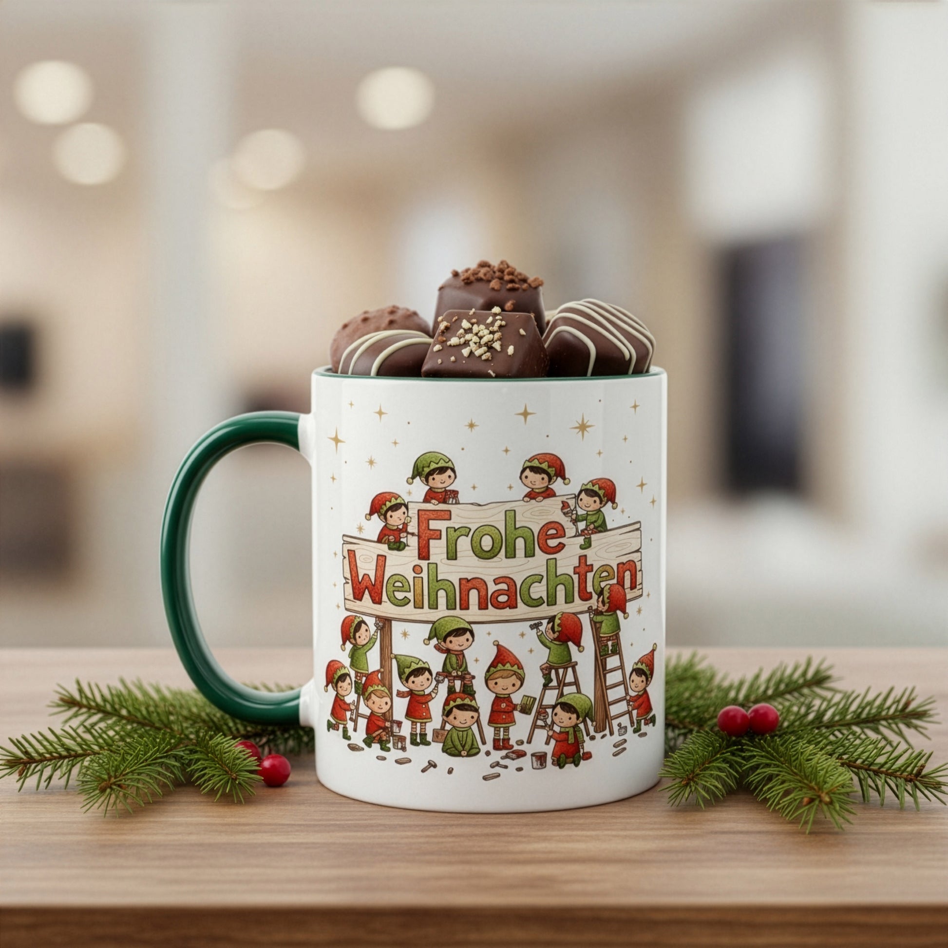 Keramiktasse mit Wichtelmotiv, gefüllt mit Pralinen; Wichtel werkeln gemeinsam am großen Weihnachtsschild.