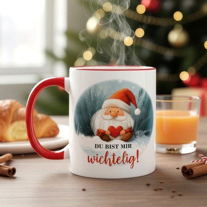Tasse mit Wichtelmotiv und Spruch „Du bist mir wichtelig!“ auf weihnachtlich gedecktem Tisch, Lichter im Hintergrund – gemütliche Frühstücksszene.