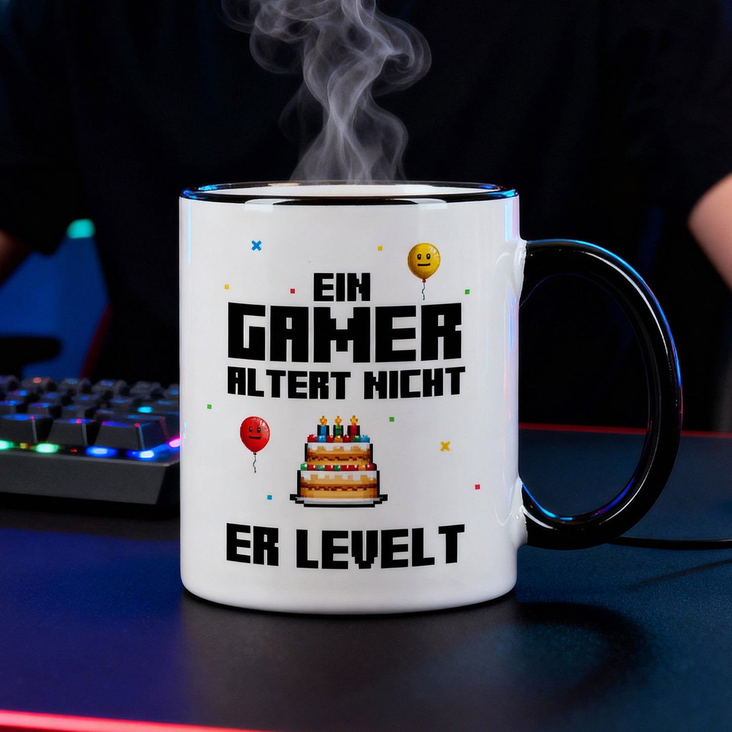 Keramik Gamer-Tasse mit schwarzem Henkel und Geburtstagsmotiv im Gaming-Setup