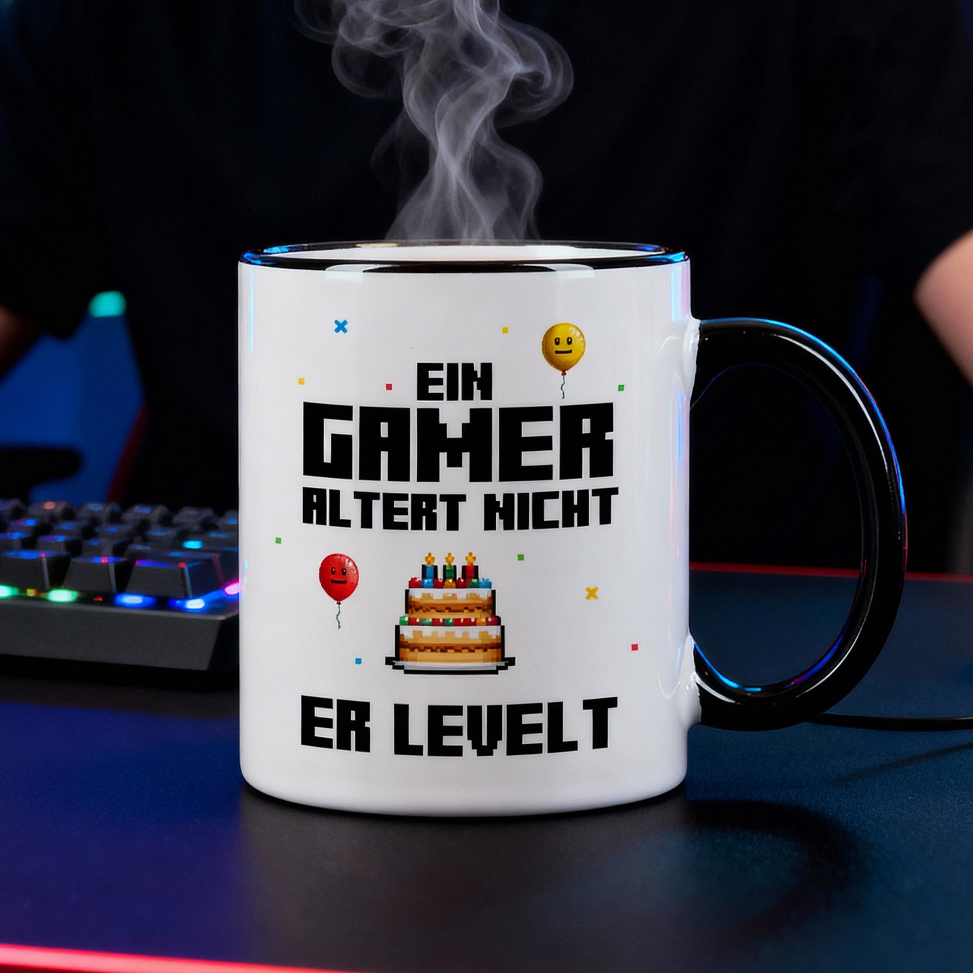 Keramik Gamer-Tasse mit schwarzem Henkel und Geburtstagsmotiv im Gaming-Setup