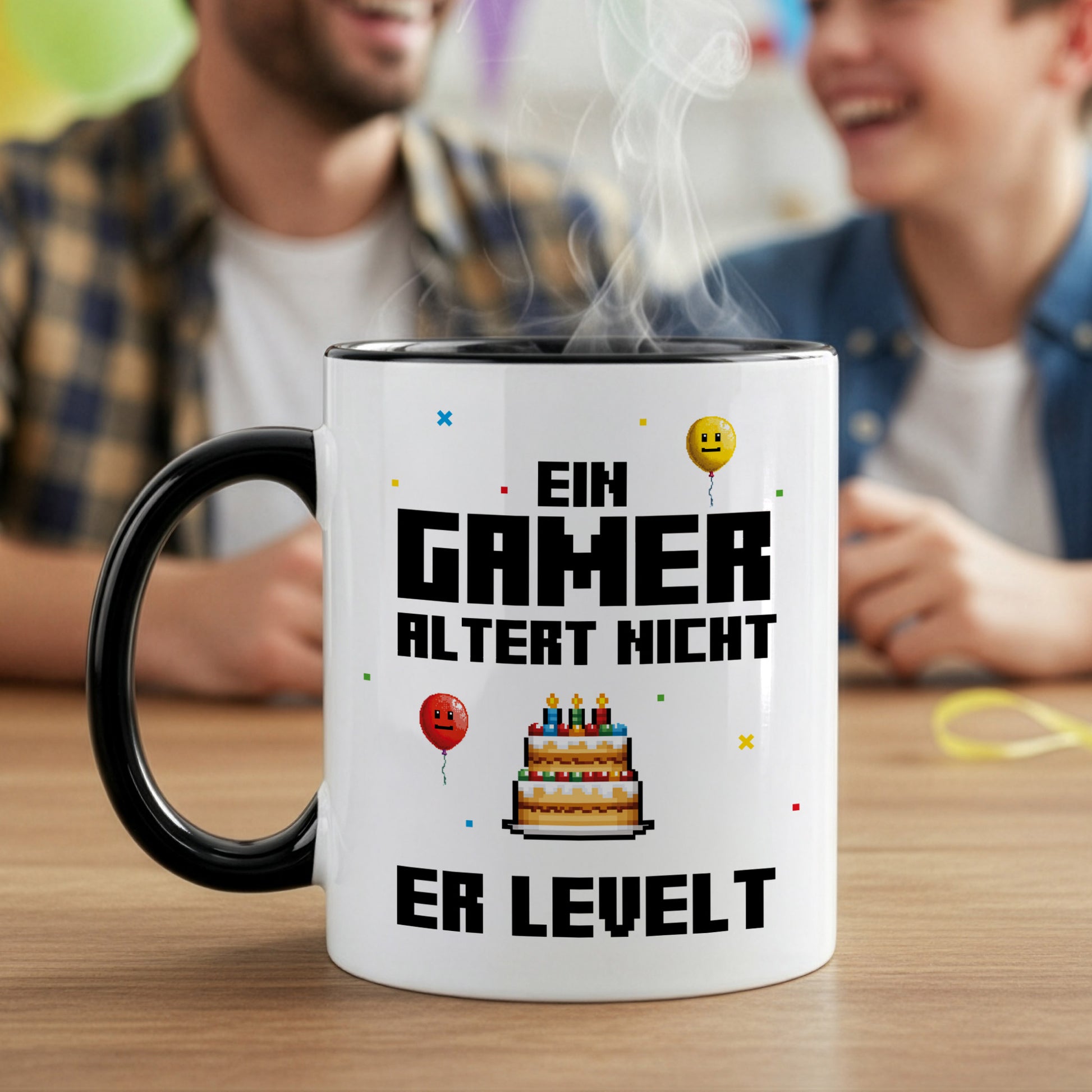 Gamer Geburtstagsgeschenk Tasse mit Spruch und Pixel-Design auf Holztisch