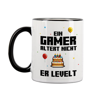 Gamer Tasse mit schwarzem Henkel und Spruch „Ein Gamer altert nicht – er levelt“ freigestellt