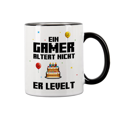 Gamer Tasse mit schwarzem Henkel und Spruch „Ein Gamer altert nicht – er levelt“ freigestellt
