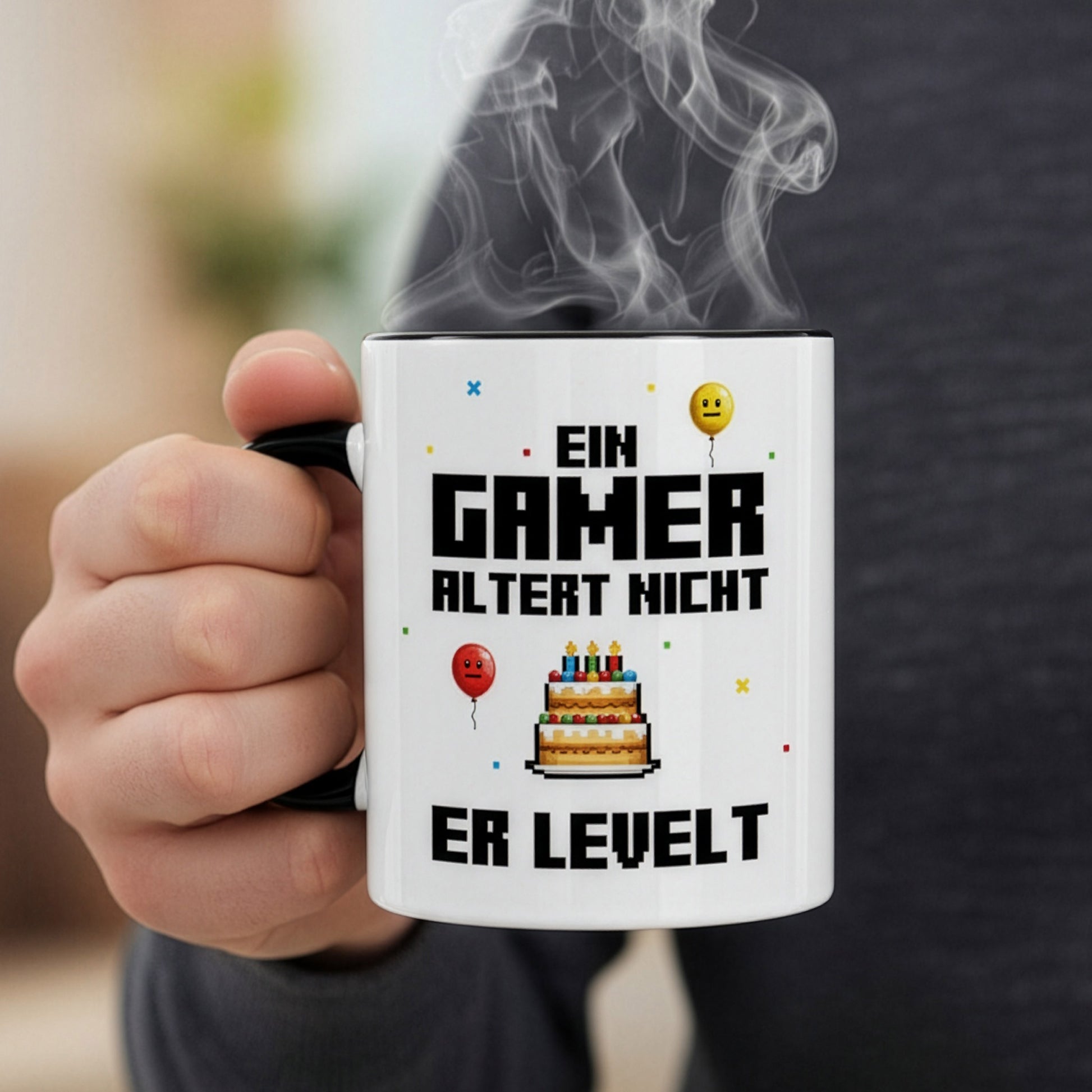 Lustige Gamer Kaffeetasse mit schwarzem Rand im Einsatz mit heißem Kaffee