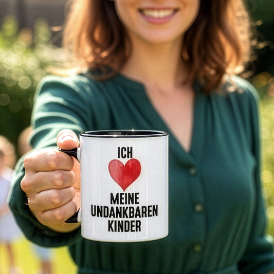Humorvolle Keramiktasse für Eltern als Geschenkidee im Alltag