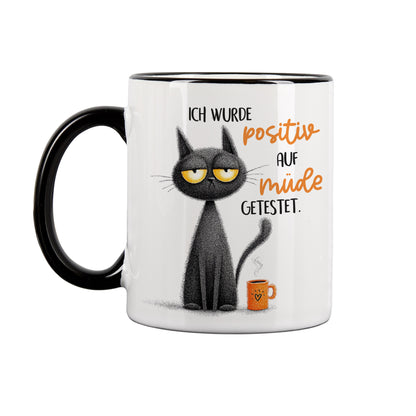 Weiße Keramiktasse mit schwarzem Rand und lustigem Katzen-Spruch freigestellt