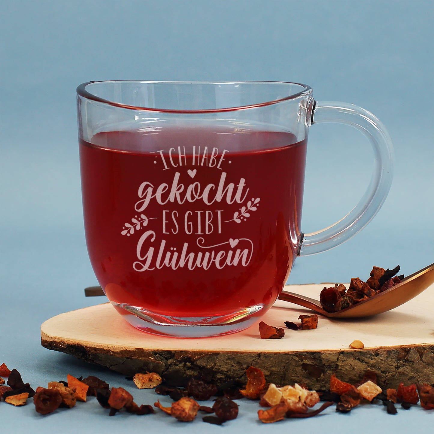 Leonardo Glastasse mit Gravur und Glühwein auf Holztablett mit getrockneten Früchten und goldenem Löffel