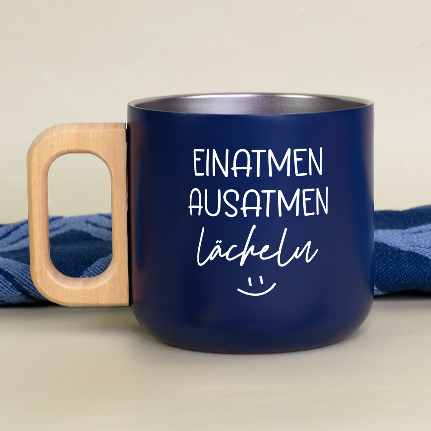 Doppelwandiger Edelstahlbecher in Dunkelblau mit Holzgriff und Spruch Einatmen Ausatmen Lächeln