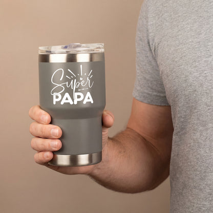 Grauer Thermobecher mit Super Papa Motiv in der Hand eines Mannes, doppelwandiger Becher mit transparentem Deckel