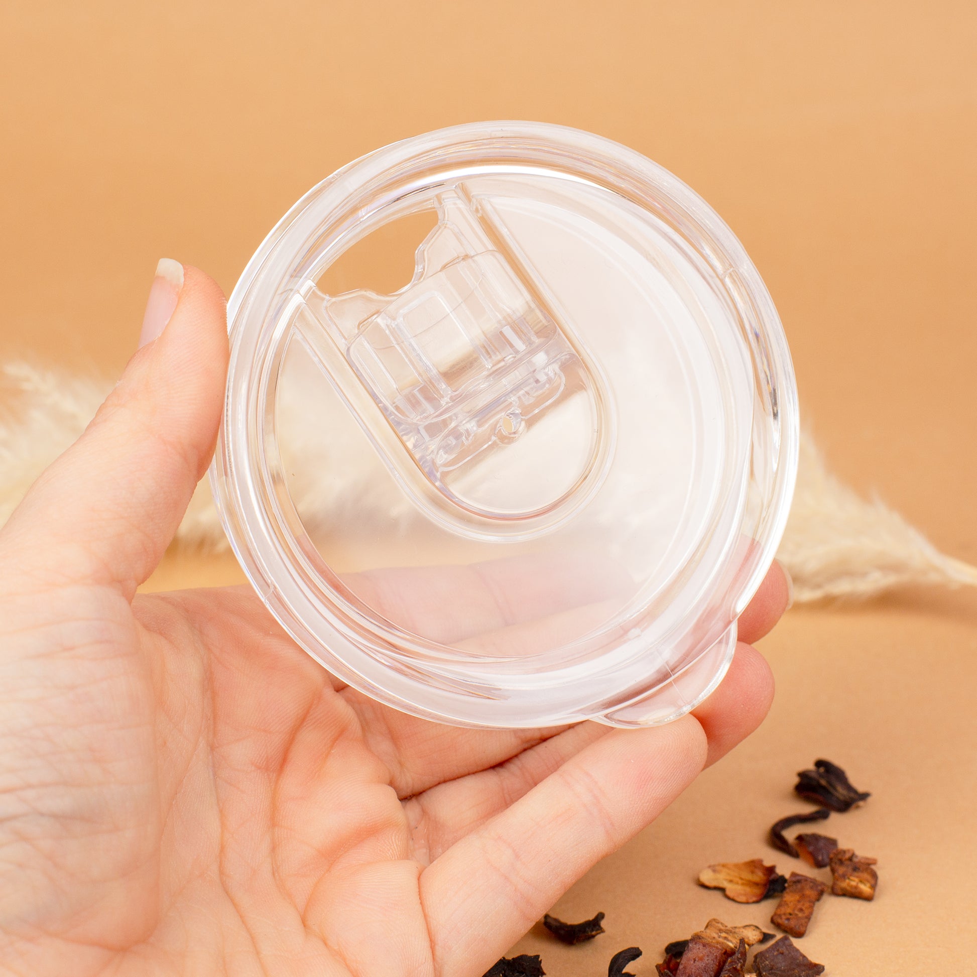 Transparenter Deckel des Thermobechers in der Hand, Detailansicht mit Trinköffnung