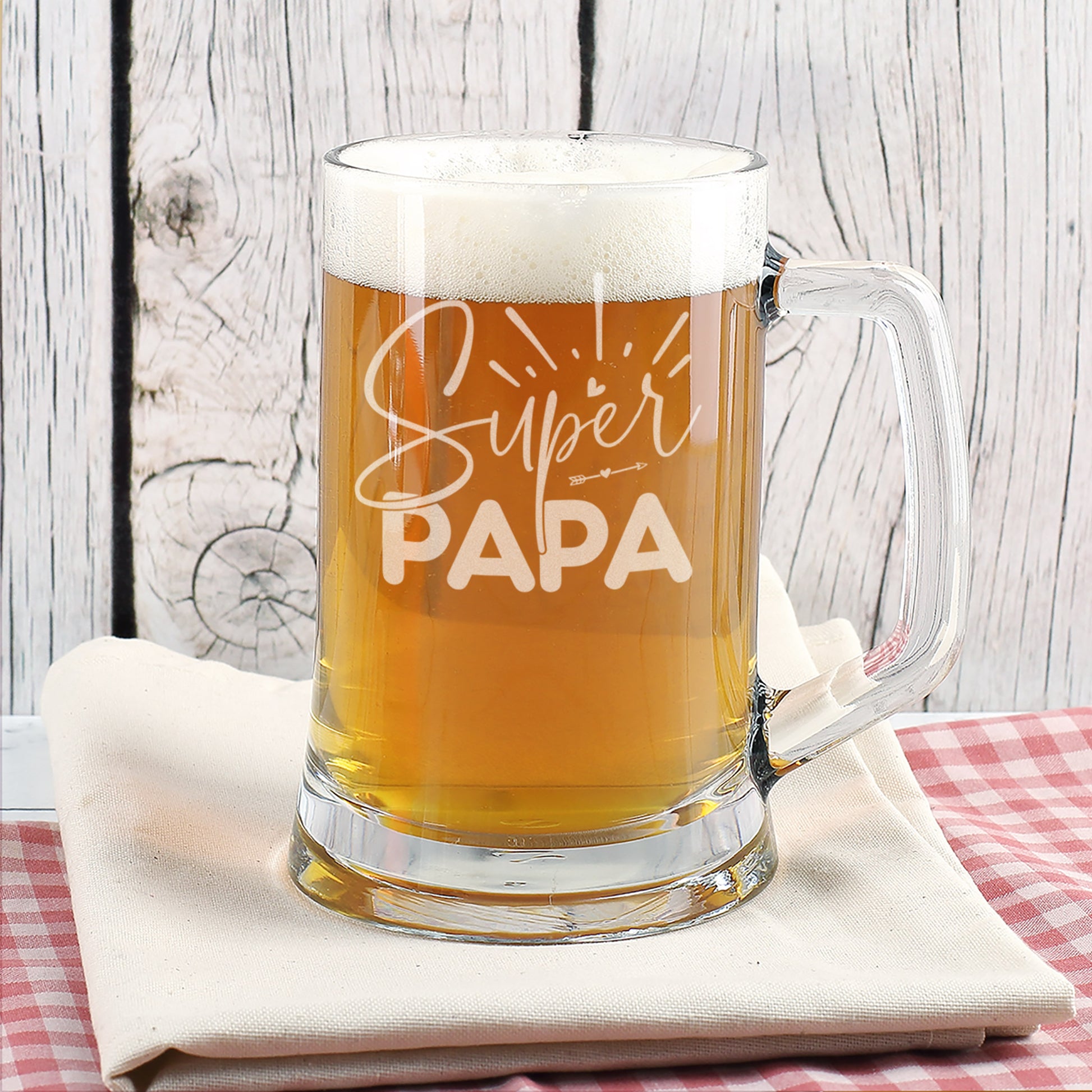 Bierkrug Super Papa auf Tisch mit rustikalem Hintergrund