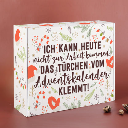 Adventskalender mit Spruch „Ich kann heute nicht zur Arbeit kommen, das Türchen vom Adventskalender klemmt!“ – Vorderansicht