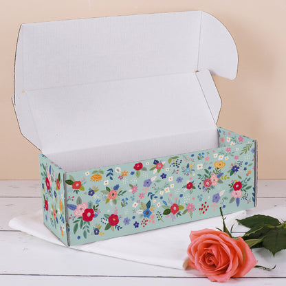 Geöffnete längliche Geschenkbox mit Blumenmuster zum Muttertag, dekoriert mit Rosen – zeigt geräumiges Innenvolumen