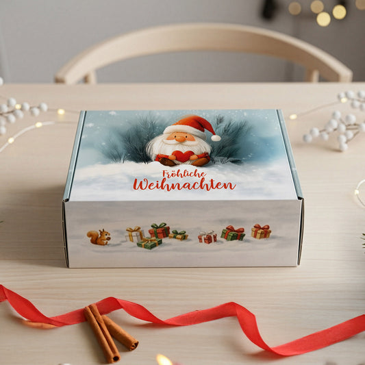 Geschenkbox zu Weihnachten mit Wichtelmotiv – dekorativ präsentiert auf einem Tisch
