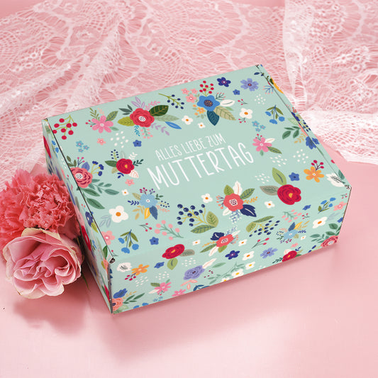 Große Geschenkbox zum Muttertag mit Aufschrift Alles Liebe zum Muttertag, blumiges Design auf rosa Untergrund mit Nelken und Spitze dekoriert
