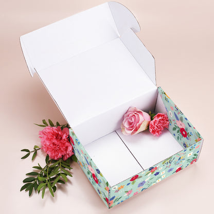 Geöffnete große Muttertags-Geschenkbox mit Blumenmuster, leer, dekoriert mit Rosen und Nelken