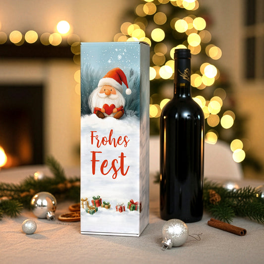 Flaschenverpackung mit Wichtelmotiv und Schriftzug „Frohes Fest“ neben Weinflasche auf festlich gedecktem Tisch