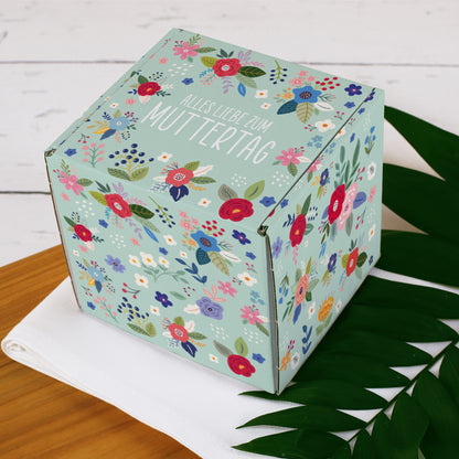 Florale Geschenkbox zum Muttertag mit Aufschrift Alles Liebe zum Muttertag – Dekorationsansicht auf Holz