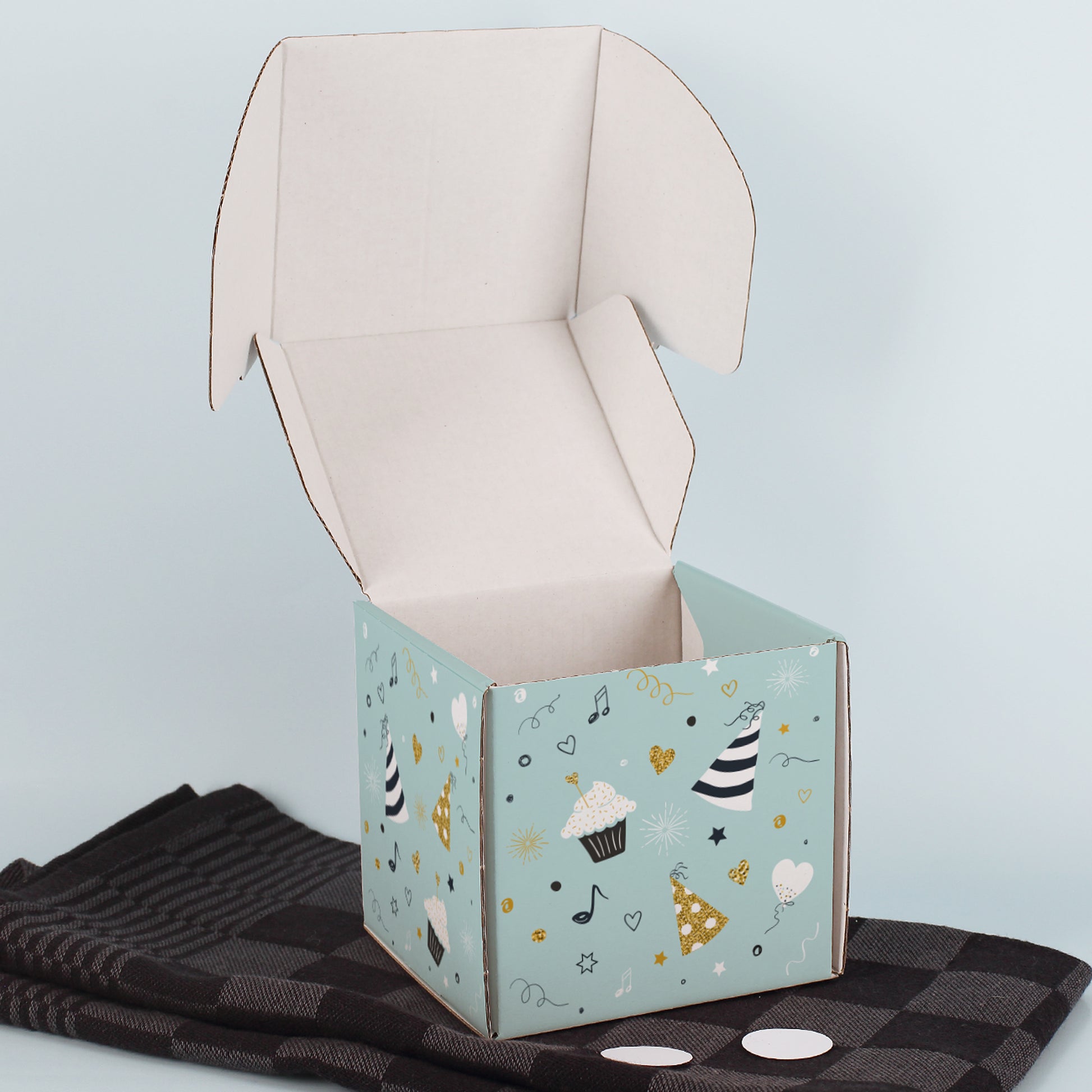 Geöffnete Geschenkbox in Geburtstagsdesign mit Sicht auf Innenraum