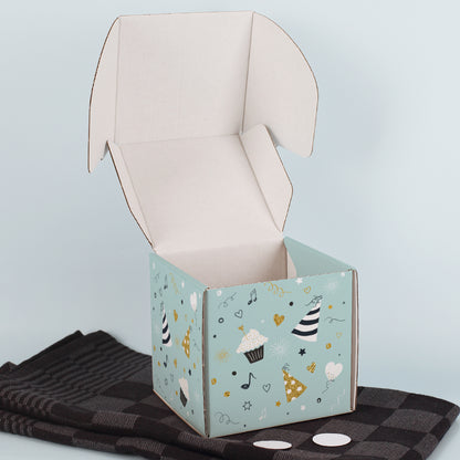 Geöffnete Geschenkbox in Geburtstagsdesign mit Sicht auf Innenraum