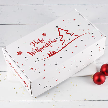 Weiße Weihnachts Geschenkbox mit rotem Tannenbaum, Frohe Weihnachten Schriftzug, Sternen und roten Weihnachtskugeln