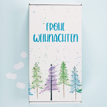 Weihnachts Geschenkbox von vorne mit bunten Tannenbäumen, blauem Frohe Weihnachten Schriftzug und weißem Hintergrund
