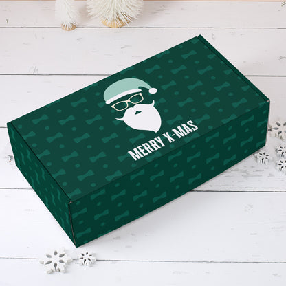 Dunkelgrüne Geschenkbox mit Merry X-Mas Motiv, Weihnachtsmütze, Bart, Brille und dezentem Fliegenmuster
