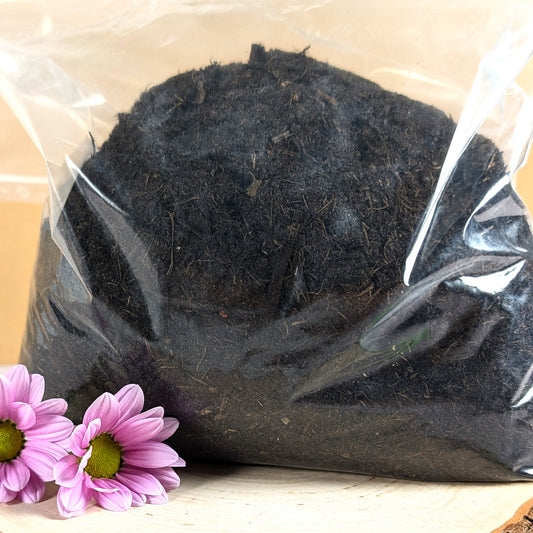 Nahaufnahme des Beutels mit dunkler Pflanzerde