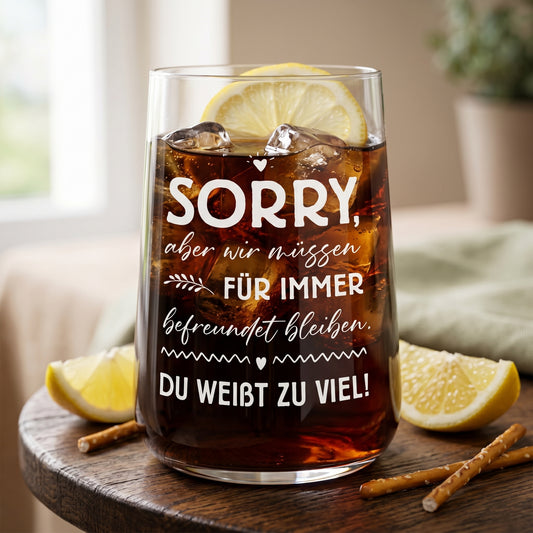 Trinkglas mit Cola, Eiswürfeln, Zitronenscheibe und weißem Spruch „Sorry, aber wir müssen für immer befreundet bleiben“