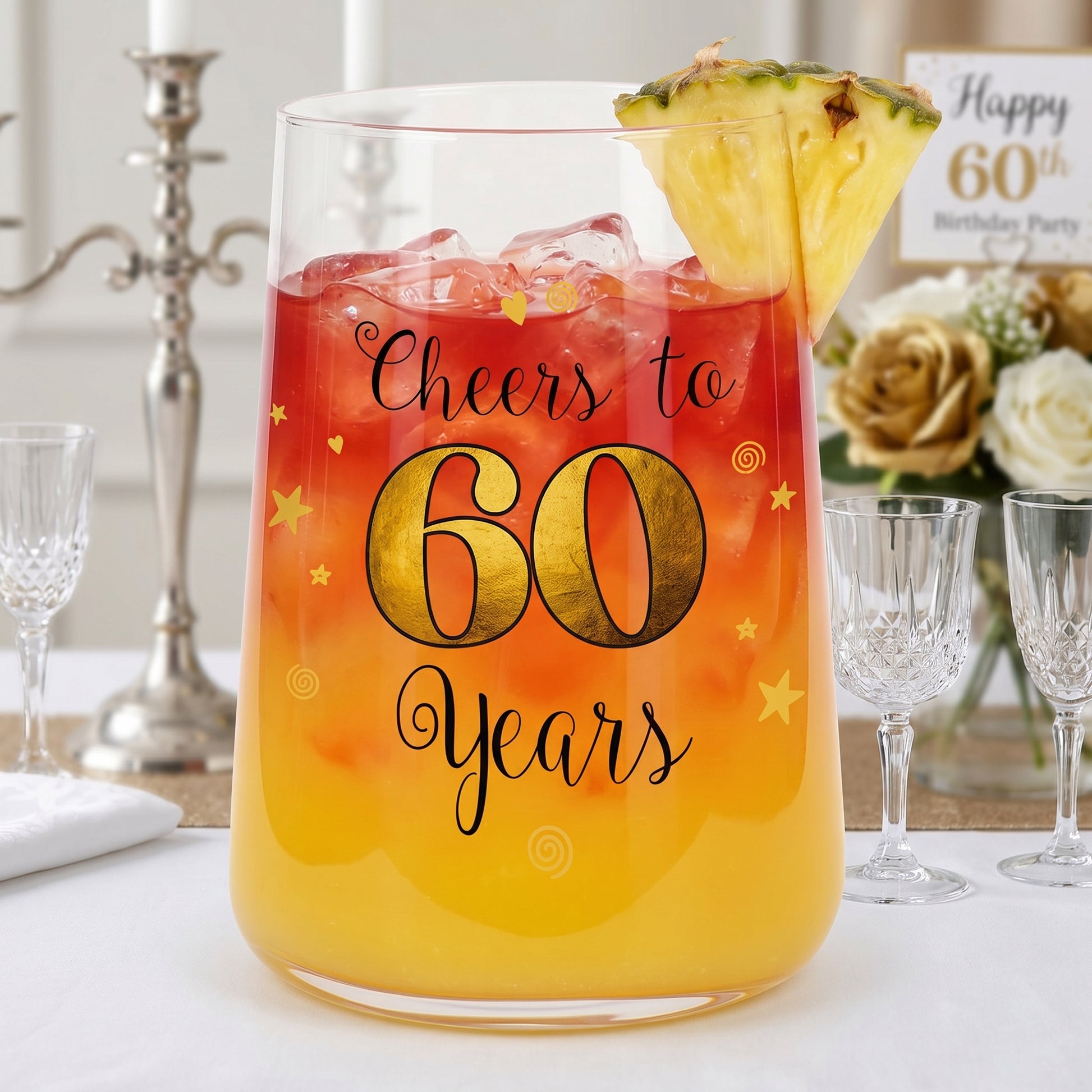 Cocktailglas zum 60. Geburtstag mit rotem Getränk und Ananas-Dekoration