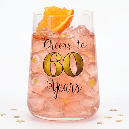 Trinkglas zum 60. Geburtstag mit Cheers to 60 Years Aufdruck und orangem Getränk