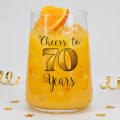 Saftglas mit Cheers to 70 Years Aufdruck und Orangensaft