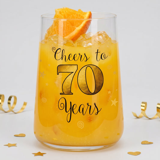 Saftglas mit Cheers to 70 Years Aufdruck und Orangensaft