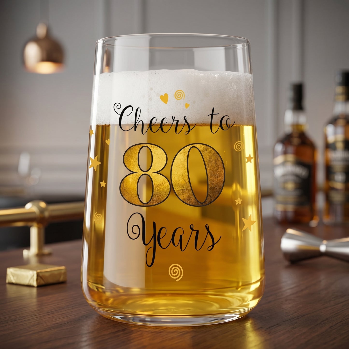 Bierglas zum 80. Geburtstag mit goldfarbener 80 und schwarzer Schrift auf einem Untersetzer